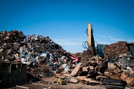 Maquinaria trasladando reciclaje 