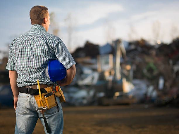 Hombre en lugar de reciclaje 